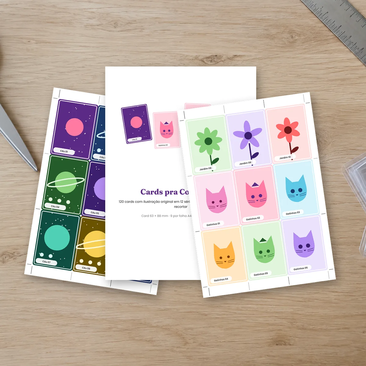 Folhas do Cards pra Colecionar sobre a mesa, com tesoura e régua. Montagem com páginas reais do PDF.